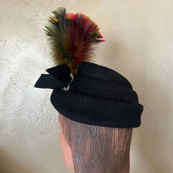 DELIGHTFUL 1940s\' BL;ACK FELT HAT - FOLDED CROWN, BOW & TALL FEATHERS main image 12
